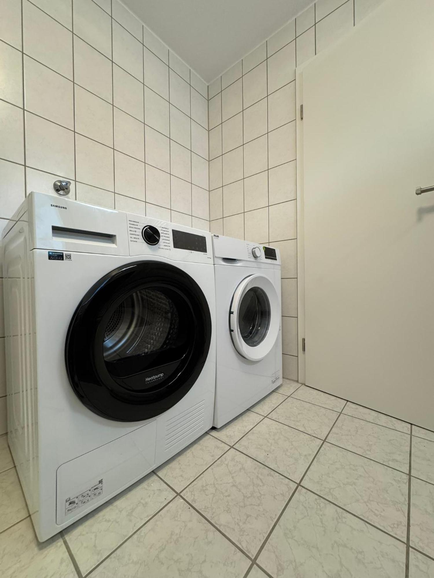 Goldcream Suites - Modern - Netflix - Free Parking Гюнцбург Екстер'єр фото